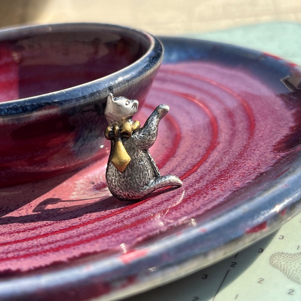 Vintage Mini Pewter Cat Pin / Brooch
